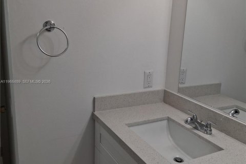 Condominio en alquiler en Miami, Florida, 4 dormitorios, 119.1 m2 № 2030271 - foto 20