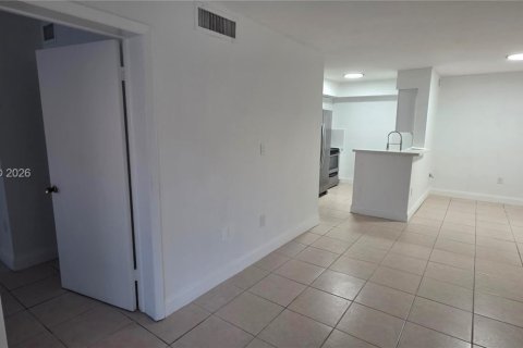 Condominio en alquiler en Miami, Florida, 4 dormitorios, 119.1 m2 № 2030271 - foto 7