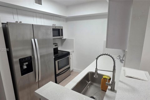 Condominio en alquiler en Miami, Florida, 4 dormitorios, 119.1 m2 № 2030271 - foto 9