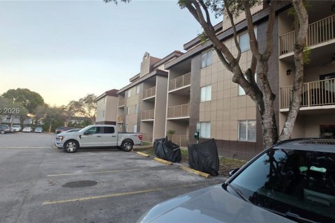 Condominio en alquiler en Miami, Florida, 4 dormitorios, 119.1 m2 № 2030271 - foto 2