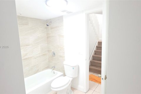 Condominio en alquiler en Miami, Florida, 4 dormitorios, 119.1 m2 № 2030271 - foto 13