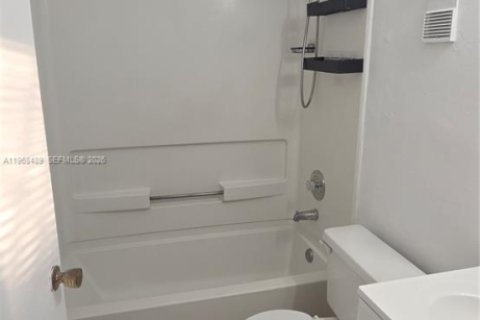 Condominio en alquiler en Miami, Florida, 4 dormitorios, 119.1 m2 № 2030271 - foto 19