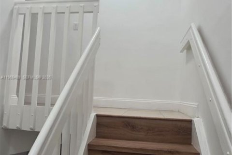 Condominio en alquiler en Miami, Florida, 4 dormitorios, 119.1 m2 № 2030271 - foto 16