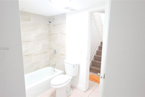 Condominio en alquiler en Miami, Florida, 4 dormitorios, 119.1 m2 № 2030271 - foto 17