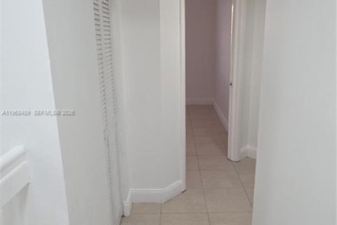 Condominio en alquiler en Miami, Florida, 4 dormitorios, 119.1 m2 № 2030271 - foto 18