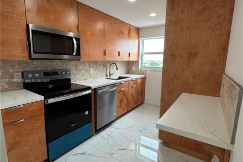 Купить кондоминиум в Майами-Бич, Флорида 1 спальня, 78.5м2, № 1963610 - фото 1