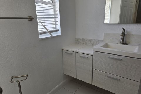 House in Tampa, Florida 3 bedrooms, 123.28 sq.m. № 1913737 - photo 19