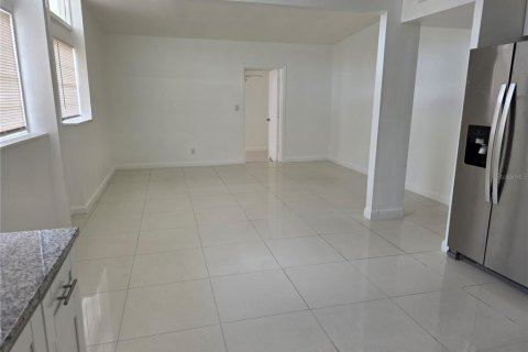House in Tampa, Florida 3 bedrooms, 123.28 sq.m. № 1913737 - photo 8