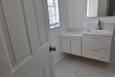 House in Tampa, Florida 3 bedrooms, 123.28 sq.m. № 1913737 - photo 17