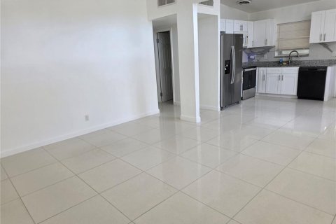 House in Tampa, Florida 3 bedrooms, 123.28 sq.m. № 1913737 - photo 9