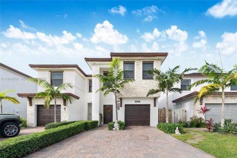 Купить таунхаус в Хомстед, Флорида 4 спальни, 179.86м2, № 1992910 - фото 1