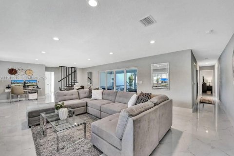 Villa ou maison à louer à Hollywood, Floride: 6 chambres, 271.46 m2 № 2297685 - photo 15