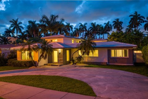 Villa ou maison à louer à Hollywood, Floride: 6 chambres, 271.46 m2 № 2297685 - photo 4