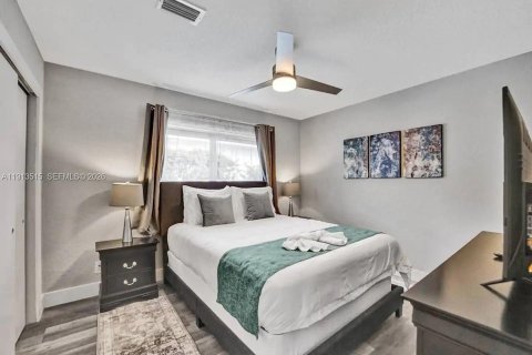 Villa ou maison à louer à Hollywood, Floride: 6 chambres, 271.46 m2 № 2297685 - photo 30