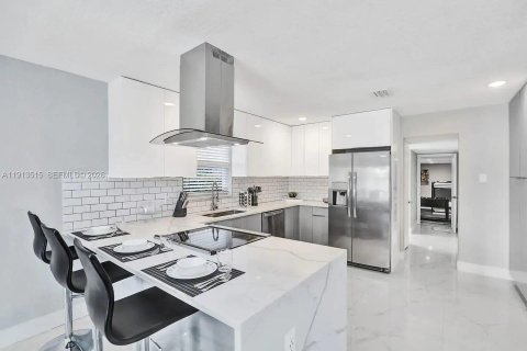 Villa ou maison à louer à Hollywood, Floride: 6 chambres, 271.46 m2 № 2297685 - photo 3