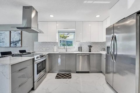 Villa ou maison à louer à Hollywood, Floride: 6 chambres, 271.46 m2 № 2297685 - photo 7