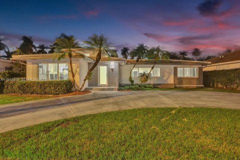 Villa ou maison à Hollywood, Floride 6 chambres, 271.46 m2 № 2297685