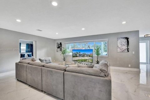 Villa ou maison à louer à Hollywood, Floride: 6 chambres, 271.46 m2 № 2297685 - photo 14
