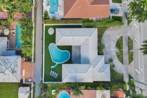 Villa ou maison à louer à Hollywood, Floride: 6 chambres, 271.46 m2 № 2297685 - photo 2