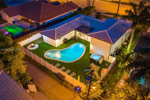 Villa ou maison à louer à Hollywood, Floride: 6 chambres, 271.46 m2 № 2297685 - photo 5