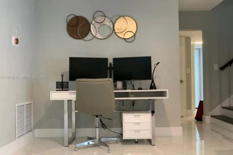 Villa ou maison à louer à Hollywood, Floride: 6 chambres, 271.46 m2 № 2297685 - photo 26