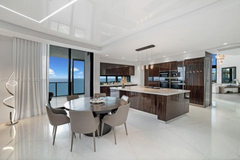Condo in Sunny Isles Beach, Florida, 4 bedrooms  № 2001936 - photo 12