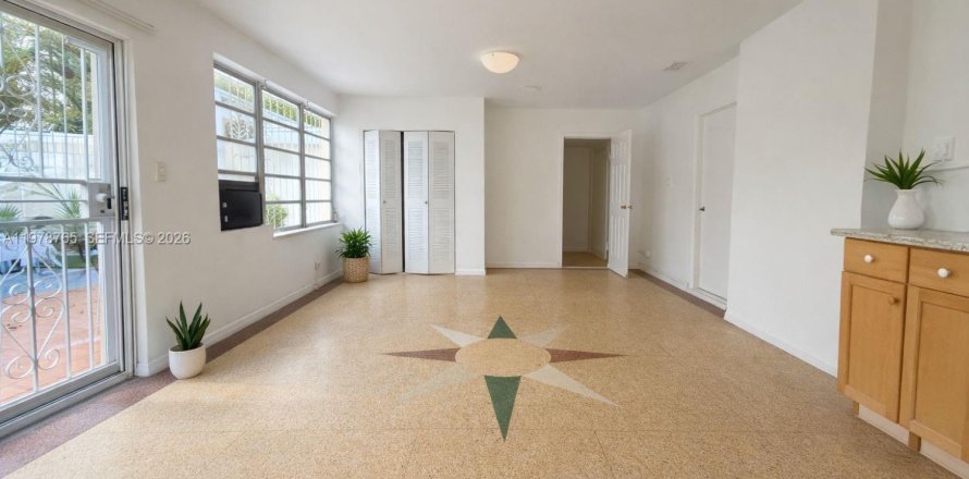 Apartment in Miami, Florida 1 bedroom, 212.93 sq.m. № 2044516