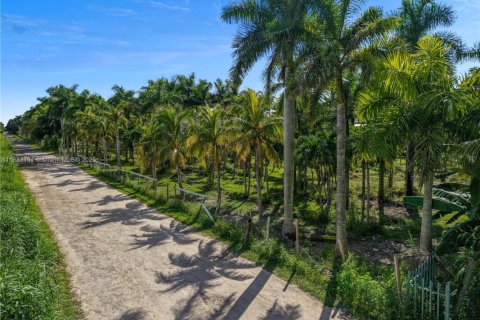 Propiedad comercial en venta en Miami, Florida № 1930455 - foto 10