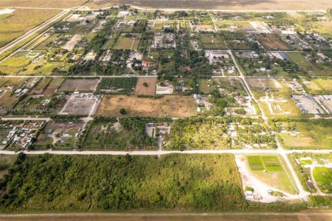 Propiedad comercial en venta en Miami, Florida № 1930455 - foto 2