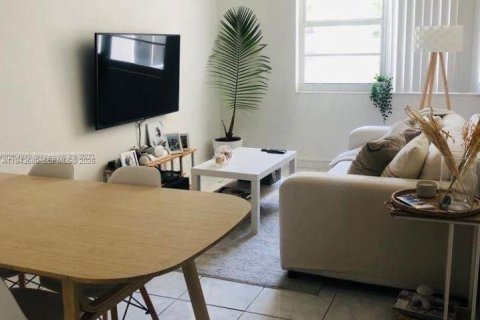 Estudio en el Condominio en Miami Beach, Florida  № 2000519