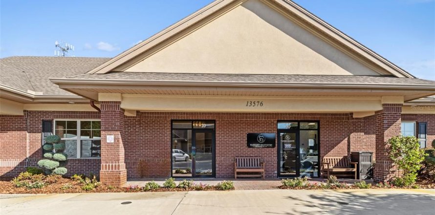 Commercial property in Newberry, Florida 363.71 sq.m. № 2103633