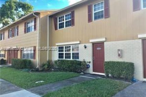 Снять в аренду таунхаус в Дейви, Флорида 2 спальни, 133.78м2, № 1882254 - фото 1