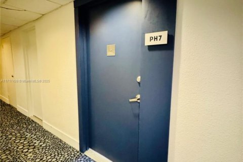 Condo in Miami Beach, Florida, 1 bedroom  № 1699635 - photo 24