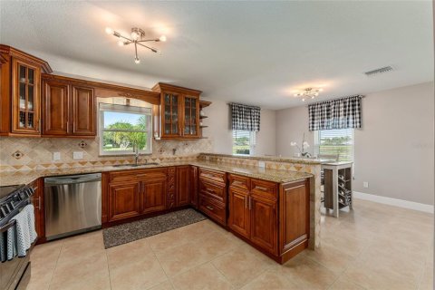 House in Wildwood, Florida 4 bedrooms, 197.51 sq.m. № 1821198 - photo 13
