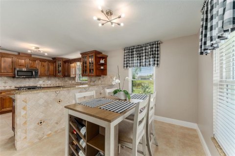 House in Wildwood, Florida 4 bedrooms, 197.51 sq.m. № 1821198 - photo 15