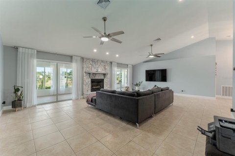 House in Wildwood, Florida 4 bedrooms, 197.51 sq.m. № 1821198 - photo 9