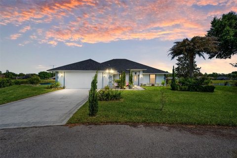 House in Wildwood, Florida 4 bedrooms, 197.51 sq.m. № 1821198 - photo 1