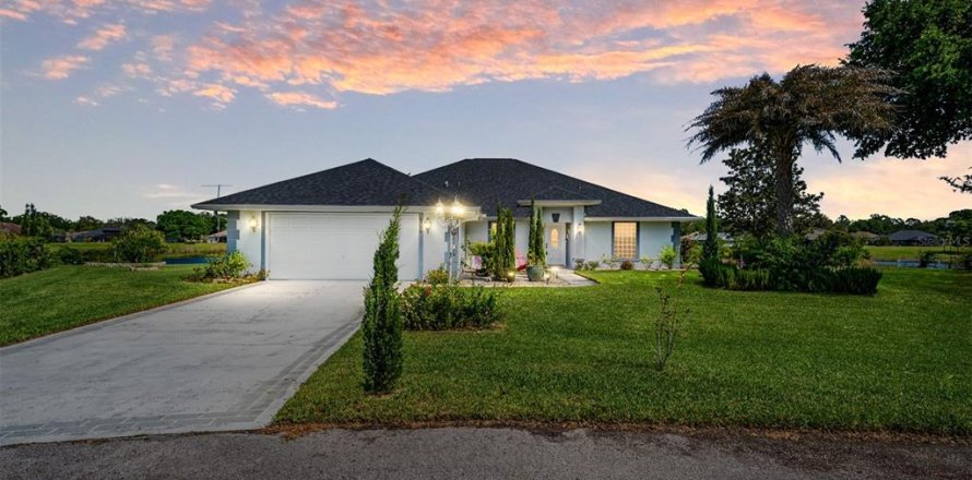 House in Wildwood, Florida 4 bedrooms, 197.51 sq.m. № 1821198