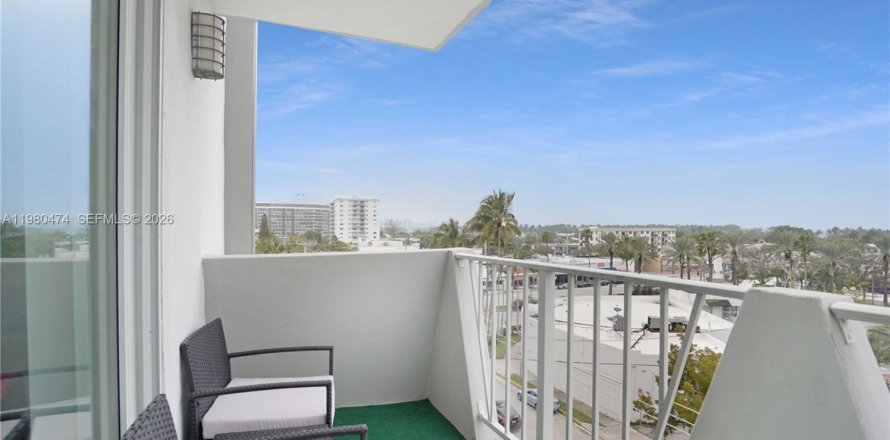 Кондоминиум с 1 спальней в Майами-Бич, Флорида № 2043398