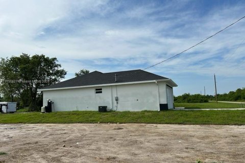 House in Lehigh Acres, Florida 3 bedrooms № 1860660 - photo 3
