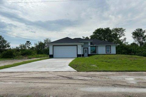 House in Lehigh Acres, Florida 3 bedrooms № 1860660 - photo 1