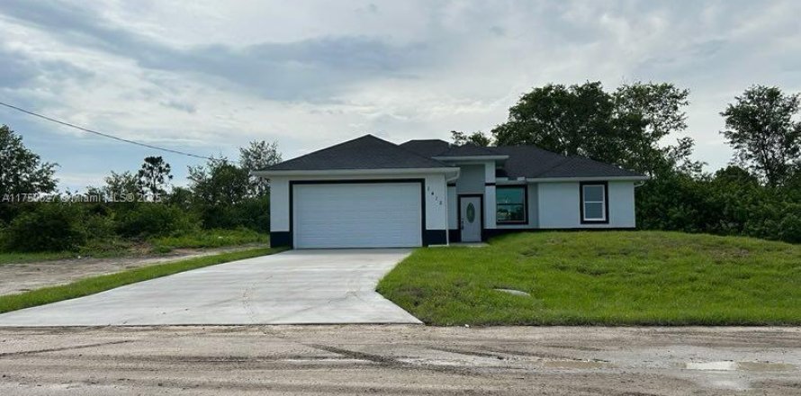 House in Lehigh Acres, Florida 3 bedrooms № 1860660