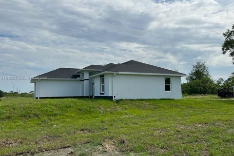 House in Lehigh Acres, Florida 3 bedrooms № 1860660 - photo 4