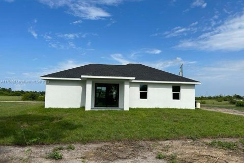 House in Lehigh Acres, Florida 3 bedrooms № 1860660 - photo 2