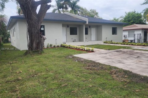 Propiedad comercial en North Miami Beach, Florida 297.29 m2 № 2090156
