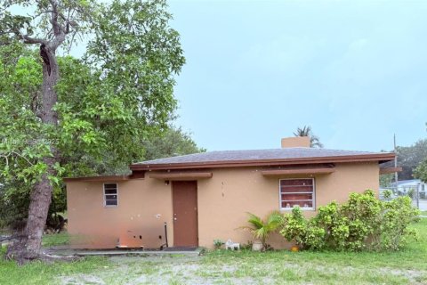 Propiedad comercial en venta en Miami, Florida, 90.39 m2 № 1809386 - foto 1