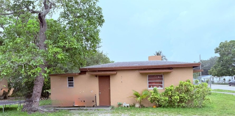 Propiedad comercial en Miami, Florida 90.39 m2 № 1809386