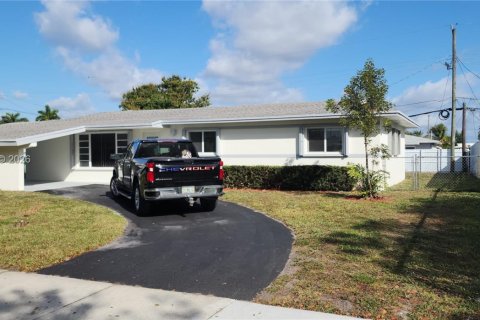 House in Miami Gardens, Florida 3 bedrooms, 161.28 sq.m. № 2031573