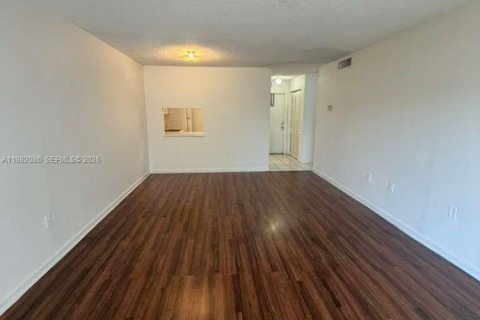 Снять в аренду кондоминиум в Майами-Гарденс, Флорида 1 спальня, 67.82м2, № 2043223 - фото 2