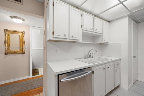 Condo in Fort Lauderdale, Florida, 2 bedrooms  № 2030600 - photo 5